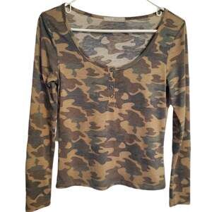 Women's long sleeve camo top by Tresics Scoop neck with snaps sz.S